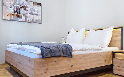 Radstadt 26: Bett, Möbel, Schlafzimmer, Holz, Flooring, Bedding, Fussboden, Bettdecke, Interior Design, Bettrahmen