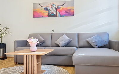Radstadt 26: Möbel, Couch, Interior Design, Flooring, Holz, Fussboden, Wohnzimmer, Kissen, Dekokissen, Kissen