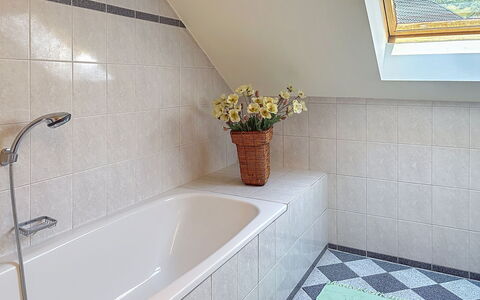 Wohlfühlnest St. Michael: Flooring, Fussboden, Armatur, Wand, Badezimmer, Interior Design, Badewanne, Fliese, Zapfhahn, Installation