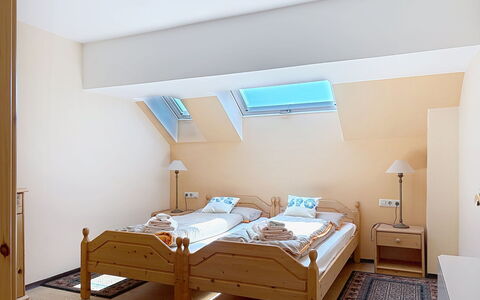 Wohlfühlnest St. Michael: Möbel, Bett, Interior Design, Schlafzimmer, Holz, Decke, Zimmer, Fussboden, Bedding, Bettdecke