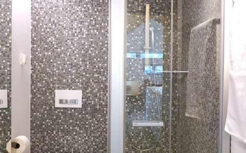 Valserhaus: Wand, Badezimmer, Armatur, Interior Design, Flooring, Fussboden, Installation, Fliese, Verbundwerkstoff, Glas