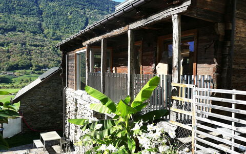 Valserhaus: Holz, Hütte, Haus, Ländliches Gebiet, Dorf, Steinwand, Garten, Bergdorf, Hinterhof, Veranda