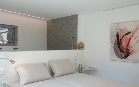 Valserhaus: Interior Design, Möbel, Bett, Wand, Schlafzimmer, Decke, Light Fixture, Flooring, Fussboden, Zimmer
