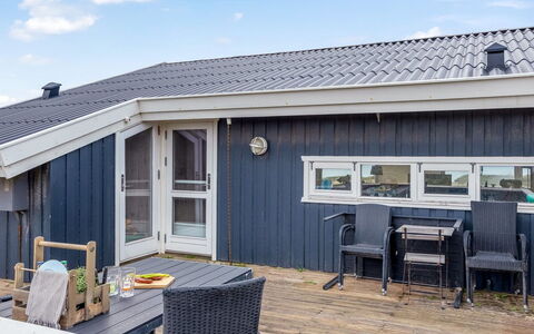 Erblin - 150M from the Sea: Backstein, Estate, Garten, Vorort, Auffahrt, Landscaping, Garten, Hazienda, Bauernhaus, Hinterhof