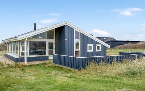 Erblin - 150M from the Sea: Backstein, Estate, Garten, Vorort, Auffahrt, Landscaping, Garten, Hazienda, Bauernhaus, Hinterhof