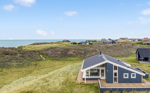 Erblin - 150M from the Sea: Backstein, Estate, Garten, Vorort, Auffahrt, Landscaping, Garten, Hazienda, Bauernhaus, Hinterhof