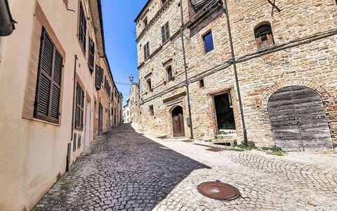 Dimora Castello: Backstein, Estate, Garten, Vorort, Auffahrt, Landscaping, Garten, Hazienda, Bauernhaus, Hinterhof