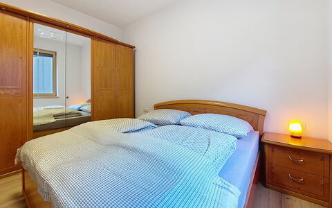 Oberladstätter: Bett, Schlafzimmer, Interior Design, Bettdecke, Bedding, Holz, Fussboden, Zimmer, Flooring, Möbel