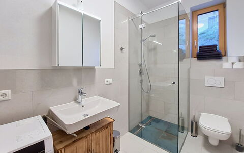 Oberladstätter: Flooring, Interior Design, Armatur, Fussboden, Badezimmer, Holz, Sinken, Decke, Zapfhahn, Bad Sink