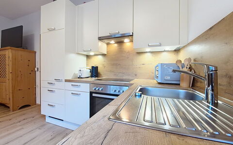 Oberladstätter: Küche, Countertop, Küchengerät, Möbel, Flooring, Interior Design, Holz, Cabinetry, Major Appliance, Fussboden