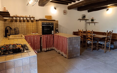 Casale Vepres: Flooring, Wand, Holz, Fussboden, Möbel, Interior Design, Küche, Decke, Countertop, Zimmer