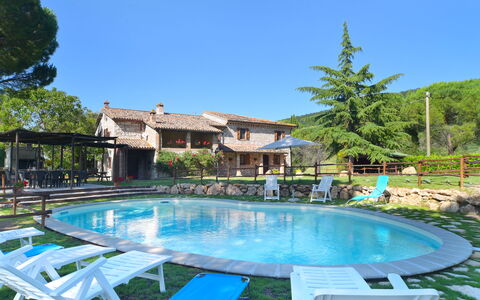 Casale Vepres: Resort, Menschliche Siedlung, Gartenmöbel, Schwimmbad, Hütte, Eco Hotel, Schatten, Hazienda, Freizeit, Garten
