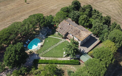 Casale Vepres: Baum, Schwimmbad, Wohngebiet, Estate, Haus, Zuhause, Grundstueck, Resort, Bauernhaus, Rasen