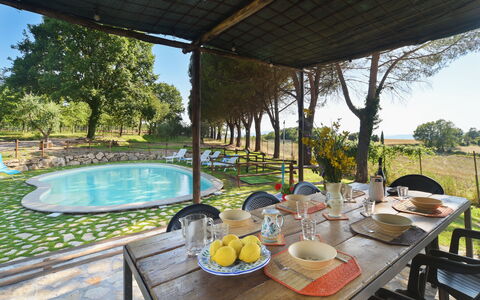 Casale Vepres: Gras, Schatten, Rasen, Hinterhof, Gartenmöbel, Garten, Garten, Park, Resort, Stuhl