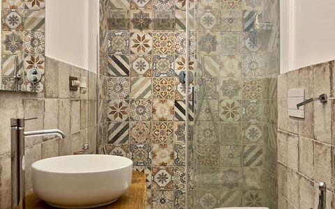 Casale Vepres: Flooring, Badezimmer, Armatur, Interior Design, Toilleten Sitz, Fussboden, Toilette, Fliese, Bad Sink, Sinken