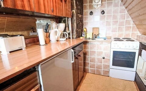 Svahová 1: Holz, Küche, Countertop, Major Appliance, Möbel, Flooring, Küchengerät, Herd, Cabinetry, Fussboden