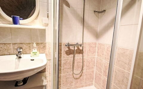 Svahová 1: Badezimmer, Armatur, Bad Sink, Fussboden, Flooring, Interior Design, Toilette, Sinken, Toilleten Sitz, Zimmer