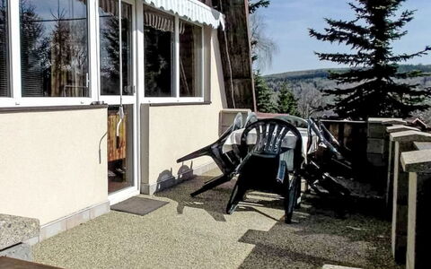 Svahová 1: Stuhl, Balkon, Schatten, Gartenmöbel, Daylighting, Hinterhof