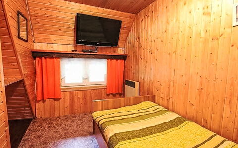 Svahová 1: Holz, Fussboden, Flooring, Schlafzimmer, Bett, Holzbeize, Interior Design, Zimmer, Decke, Zuhause