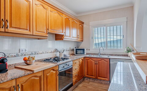 Vista Xalo: Küche, Countertop, Cabinetry, Holz, Flooring, Major Appliance, Küchengerät, Interior Design, Zuhause, Fussboden