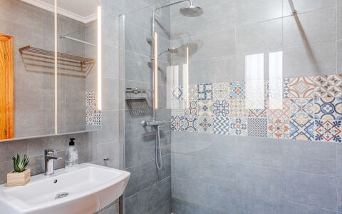 Vista Xalo: Flooring, Armatur, Fussboden, Interior Design, Fliese, Badezimmer, Zapfhahn, Installation, Decke, Sinken