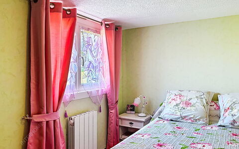 La Cabrette: Möbel, Interior Design, Wand, Zimmer, Holz, Fussboden, Vorhang, Textil, Rosa, Schlafzimmer