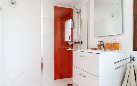 La Cabrette: Armatur, Flooring, Interior Design, Fussboden, Badezimmer, Badezimmerschrank, Installation, Cabinetry, Tür, Bad Sink