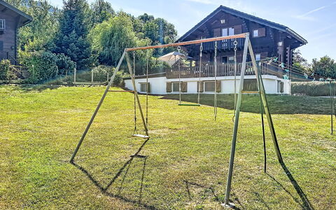 La Cabrette: Grundstueck, Garten, Schatten, Rasen, Spielmittel, Park, Garten, Hinterhof, Netz