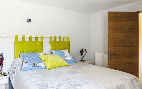 La Cabrette: Bett, Möbel, Bedding, Schlafzimmer, Bettdecke, Interior Design, Linens, Holz, Textil, Flooring
