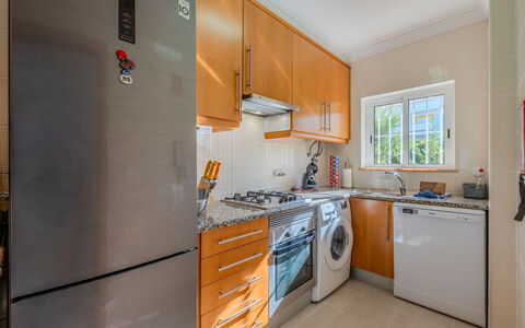 Encosta São José Escape: Küchengerät, Küche, Major Appliance, Countertop, Cabinetry, Flooring, Kühlschrank, Haushaltsgerät, Holz, Herd
