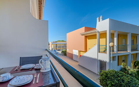Encosta São José Escape: Wohnung, Balkon, Estate, Schatten, Design, Villa, Veranda, Daylighting, Penthouse, Hotel