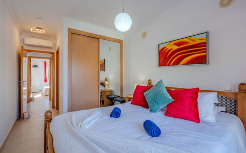 Encosta São José Escape: Möbel, Wohnung, Interior Design, Zuhause, Fussboden, Flooring, Decke, Schlafzimmer, Stuhl, Bett