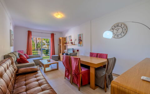Encosta São José Escape: Möbel, Flooring, Interior Design, Fussboden, Zimmer, Wohnzimmer, Wohnung, Couch, Stuhl, Decke