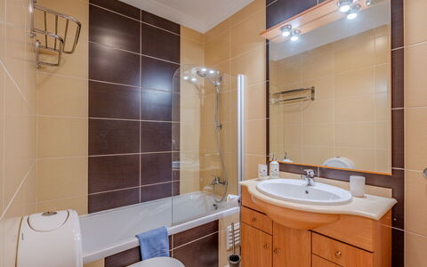 Encosta São José Escape: Badezimmer, Bad Sink, Armatur, Sinken, Interior Design, Flooring, Fussboden, Zapfhahn, Badezimmerschrank, Spiegel