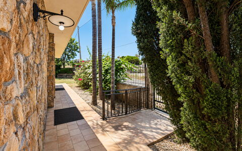 Zuccheri Canditi: Wohngebiet, Schatten, Garten, Landscaping, Estate, Hazienda, Flagstone, Auffahrt, Eco Hotel