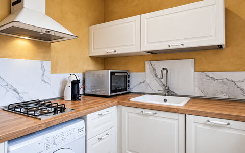Zuccheri Canditi: Küche, Countertop, Küchengerät, Major Appliance, Cabinetry, Flooring, Holz, Interior Design, Zuhause, Möbel