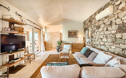 Villa Ananda 8: Möbel, Couch, Wand, Interior Design, Holz, Flooring, Wohnzimmer, Decke, Zuhause, Fussboden