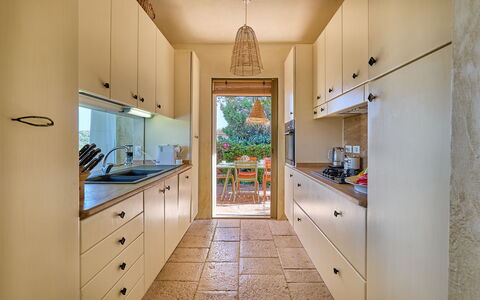 Villa Ananda 8: Countertop, Küche, Cabinetry, Küchengerät, Flooring, Interior Design, Möbel, Holz, Major Appliance, Fussboden