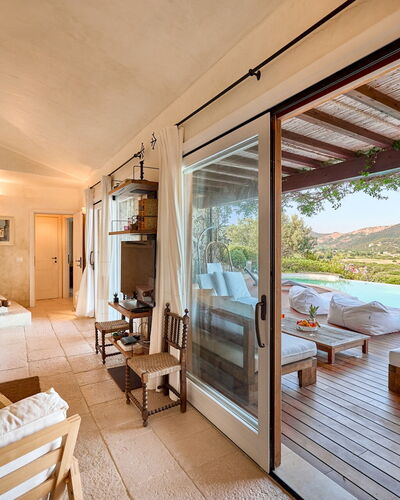 Villa Ananda 8: Möbel, Flooring, Fussboden, Resort, Stuhl, Zuhause, Schwimmbad, Decke, Eco Hotel, Schatten