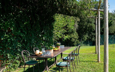 Villa del Poggio D'Oro 8: Möbel, Gartenmöbel, Tabelle, Tisch Im Freien, Garten, Schatten, Ground, Stuhl, Rasen, Hinterhof