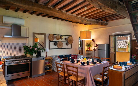 Villa del Poggio D'Oro 8: Möbel, Wand, Interior Design, Flooring, Holz, Zuhause, Beleuchtung, Küche, Tabelle, Stuhl