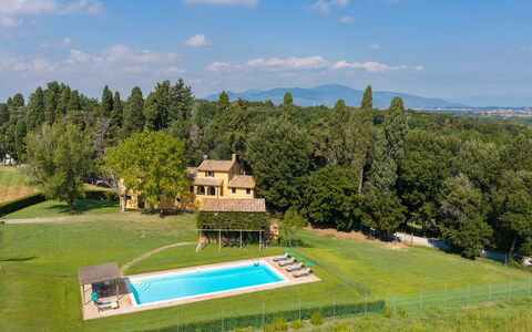Villa del Poggio D'Oro 8: Schwimmbad, Estate, Wohngebiet, Haus, Zuhause, Bauernhaus, Hazienda, Rasen, Resort, Villa