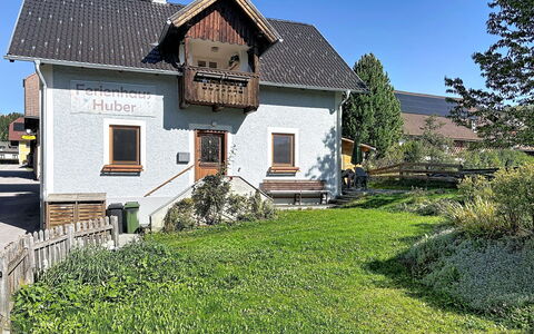 Ferienhaus Huber: Gebäude, Haus, Dach, Hütte, Zuhause, Menschliche Siedlung, Ländliches Gebiet, Bauernhaus, Dorf, Abstellgleis