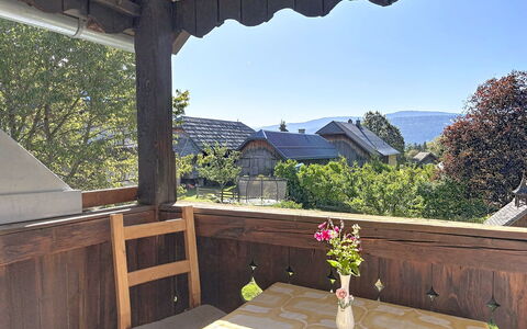 Ferienhaus Huber: Holz, Hütte, Schatten, Balkon, Veranda, Hartholz, Holzbeize, Zimmerpflanze, Blumentopf, Outdoor Struktur