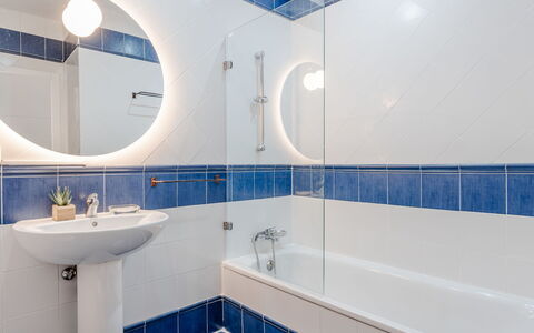 Puerta del Tenis: Blau, Badezimmer, Armatur, Flooring, Bad Sink, Interior Design, Sinken, Fussboden, Installation, Fliese