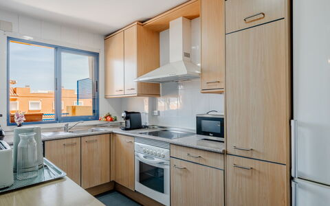 Puerta del Tenis: Küche, Countertop, Küchengerät, Major Appliance, Cabinetry, Spüle, Herd, Interior Design, Wohnung, Herd