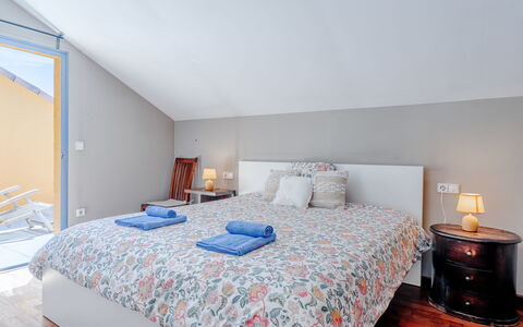 Puerta del Tenis: Bett, Interior Design, Möbel, Schlafzimmer, Bedding, Bettdecke, Decke, Fussboden, Linens, Flooring