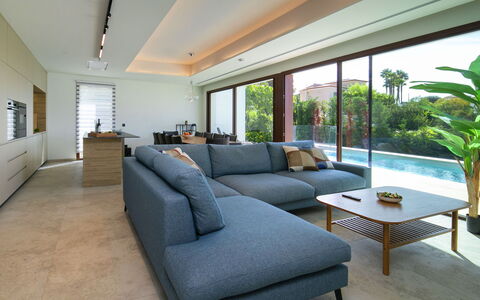Abnorma: Möbel, Couch, Interior Design, Wohnzimmer, Flooring, Fussboden, Wohnung, Tabelle, Decke