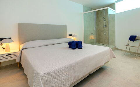 Abnorma: Möbel, Interior Design, Bett, Schlafzimmer, Flooring, Fussboden, Holz, Decke, Bedding, Bettdecke