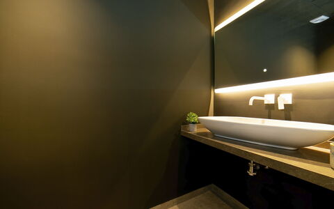 Abnorma: Interior Design, Beleuchtung, Flooring, Armatur, Badezimmer, Installation, Decke, Bad Sink, Light Fixture, Zapfhahn